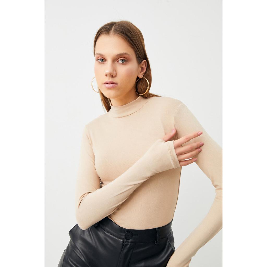 Женское черное боди с деталями на пальцах