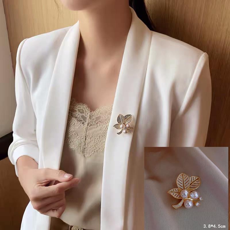 Light Luxury Ginkgo Biloba Brooch High-End Women'S Exquisite Flower Pearl Corsage Design Sense Niche Pin Clothes Accessories