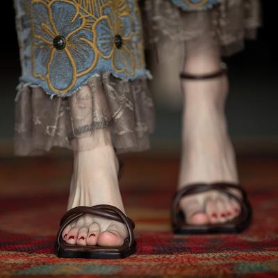 Лето 2024 Новая обувь для женских босоножек на каблуке Женские босоножки на толстом каблуке 7 см Ремешок на щиколотке Модные с квадратным носком Женские нарядные сандалии