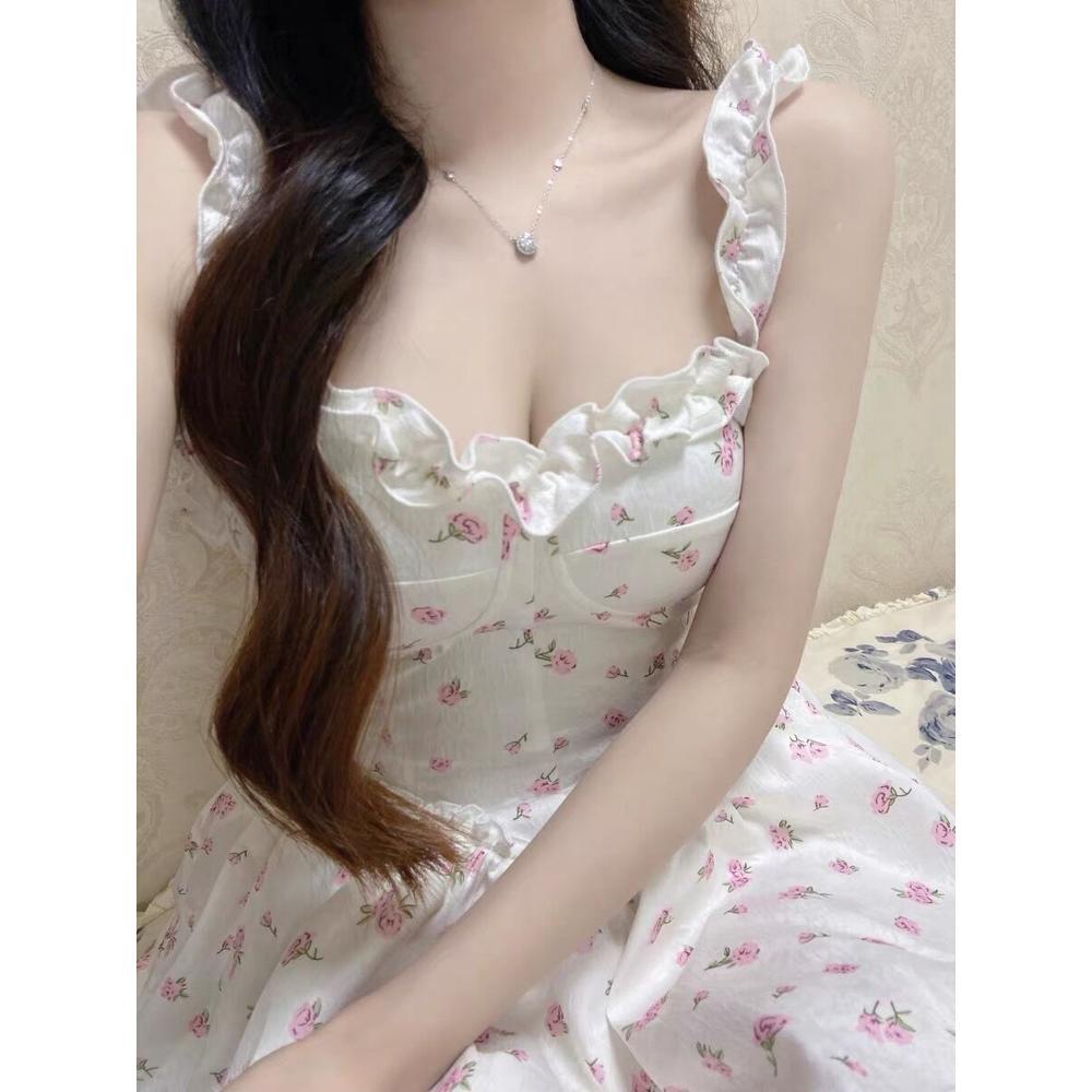 Маленькое женское летнее платье с тонкой талией, пышной короткой юбкой, кружевной отделкой и цветочным узором на бретелях