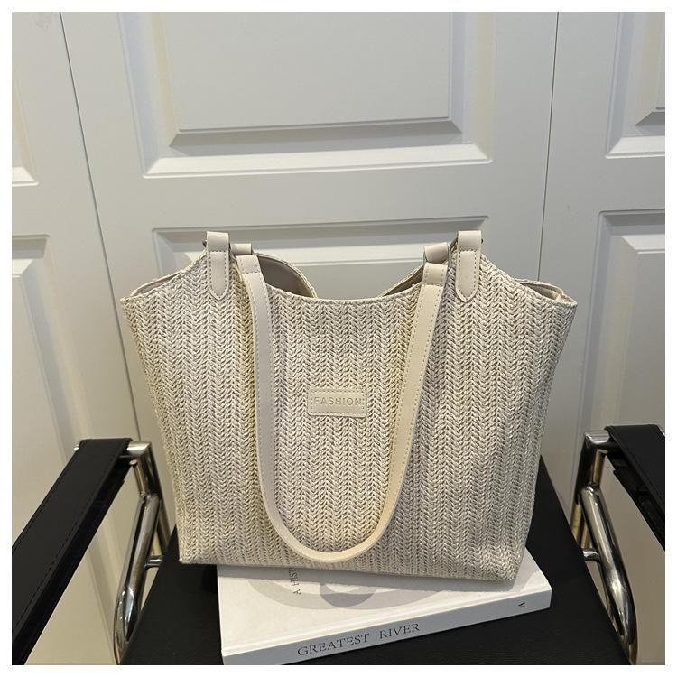 Повседневная текстура простая 2025 новый тканый модный тренд летний дизайн большая вместимость женская плечевая сумка-тоут