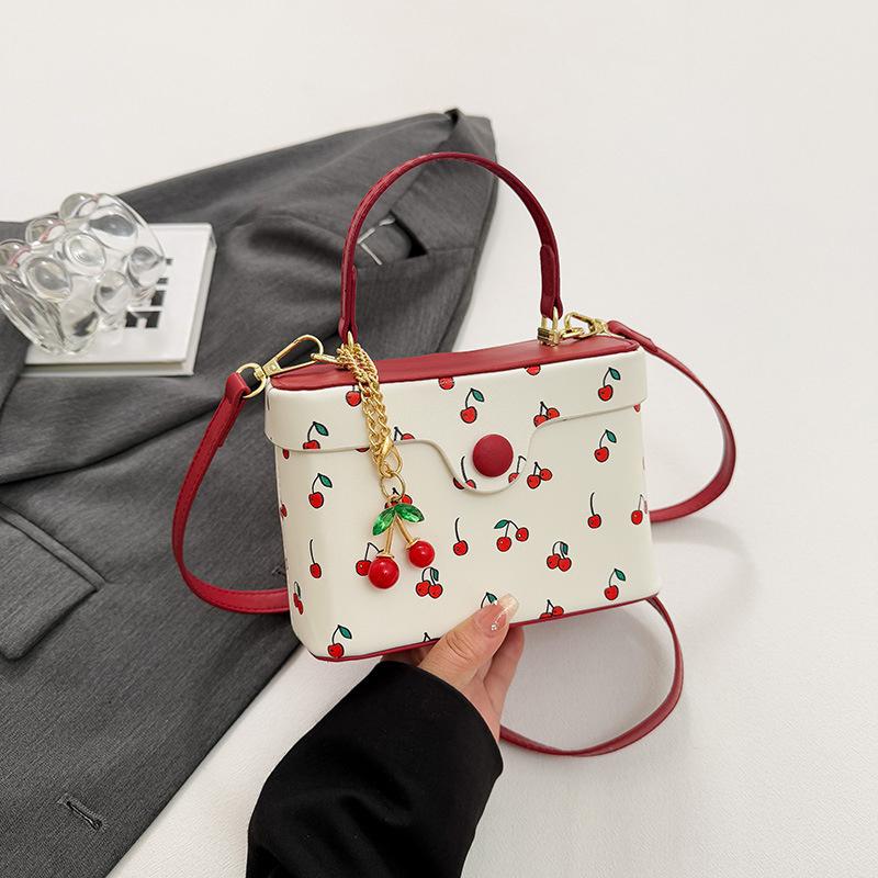 Летняя Новая Квадратная Сумка Кроссбоди для Женщин Милая Сумка с Пряжкой в Виде Вишни Универсальная для Поездок Одноплечевая Сумка CLE