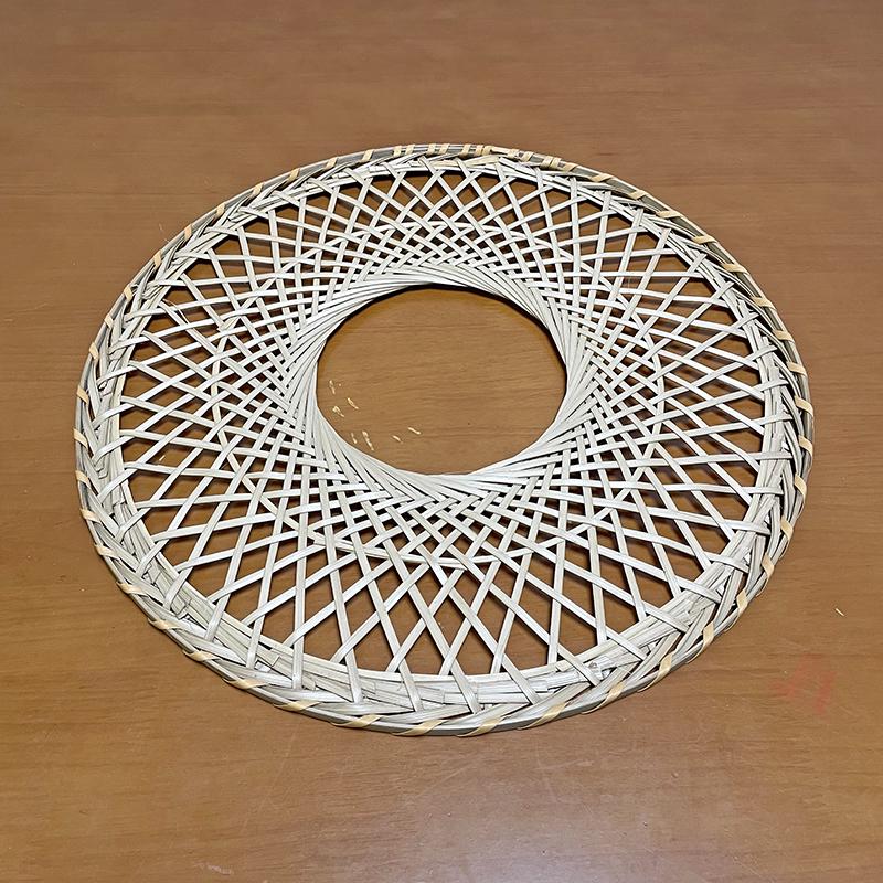 Коническая шляпа, сплетенная вручную из бамбука: Настенное искусство и аксессуар для танца в стиле древнего уся