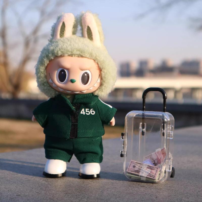 Комплект спортивной одежды Labubu, доступный в зеленом и розовом цветах, с разными номерами и узорами для розового комбинезона