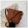 IELGY Versatile Messenger Bag, Fashionable Shoulder Underarm Bag, Retro Foreign Niche Bucket Bag