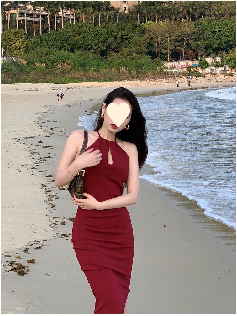 Черное платье-халтер с открытыми плечами - тонкая талия и длинная юбка