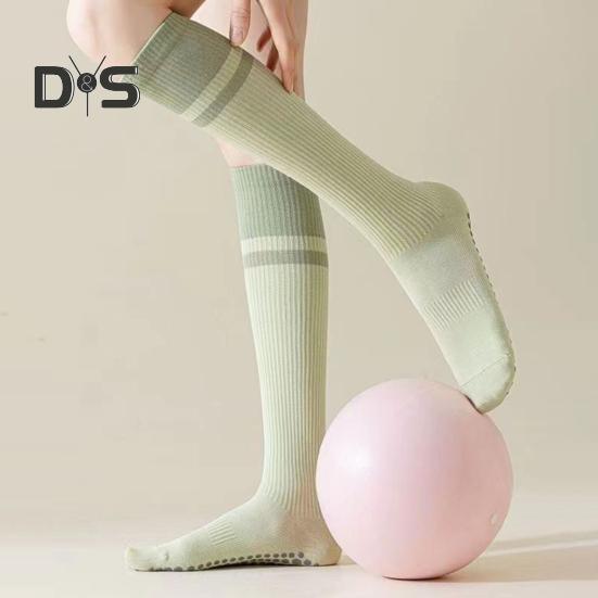 1 Pair Women Sport Stockings Elastic Cycling Knee Socks Anti-slip Arch Support Silicone Bottom Contrast Color Stockings for Yoga Pilates Dance