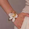 Преувеличенный браслет-манжета с каллой, геометрический металлический браслет с цветком для женщин, нерегулярный французский стиль, золотой браслет с открытием