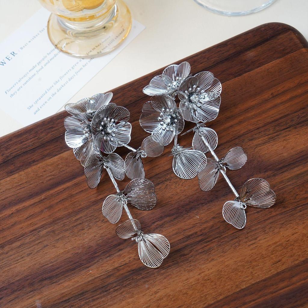 Серебряные серьги-кисточки с кристаллами в виде рыбьего хвоста: Преувеличенный дизайн цветка для стильного вида.