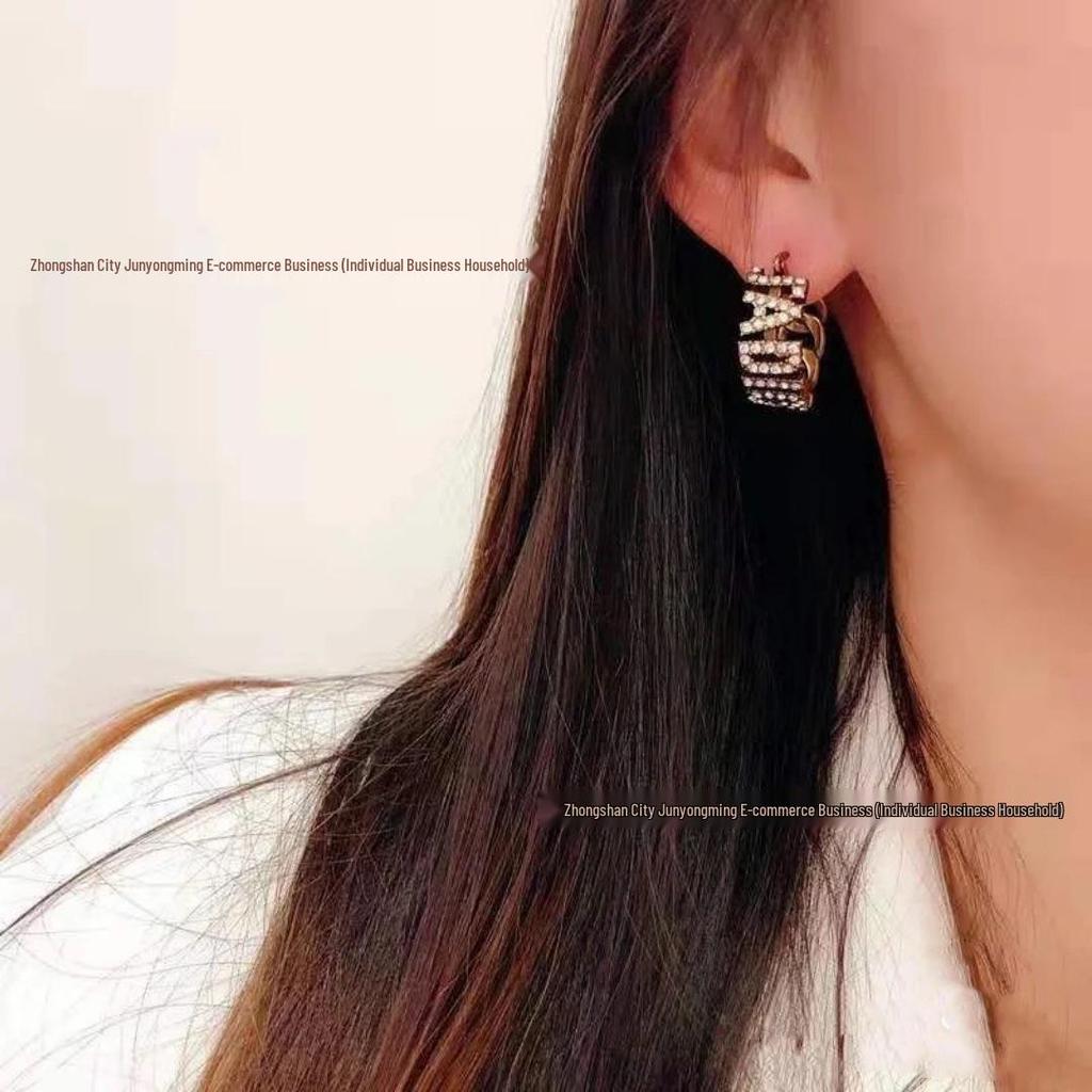 Серьги-гвоздики Di Jia из античной бронзы с изображением колоса и буквы - Женский ретро-стиль с детальной отделкой бриллиантами