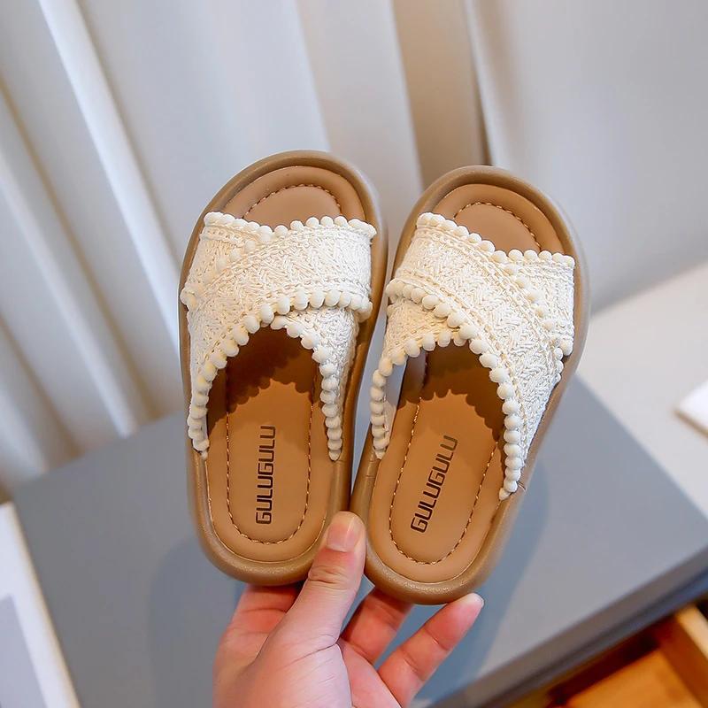 Тапочки для девочек в этническом стиле 2024 года, новые летние универсальные мягкие детские туфли на платформе, простые нескользящие плетеные тапочки для принцесс