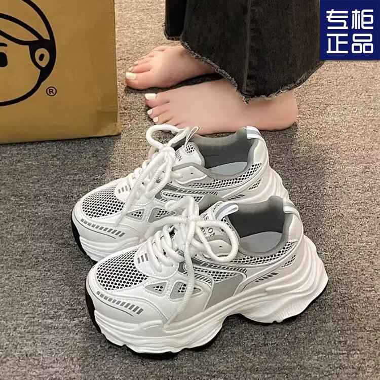 Дышащая сетчатая повседневная спортивная обувь женская весенняя новая на толстой подошве увеличивающая рост модные папины кроссовки