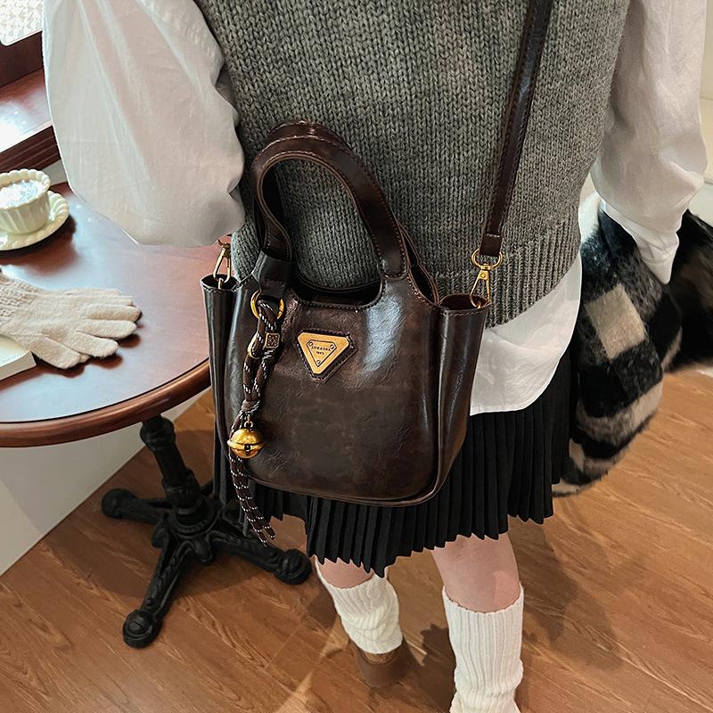 Autumn and winter retro portable tote bag women's 2025 new bag high-end sense versatile niche design shoulder messenger bag