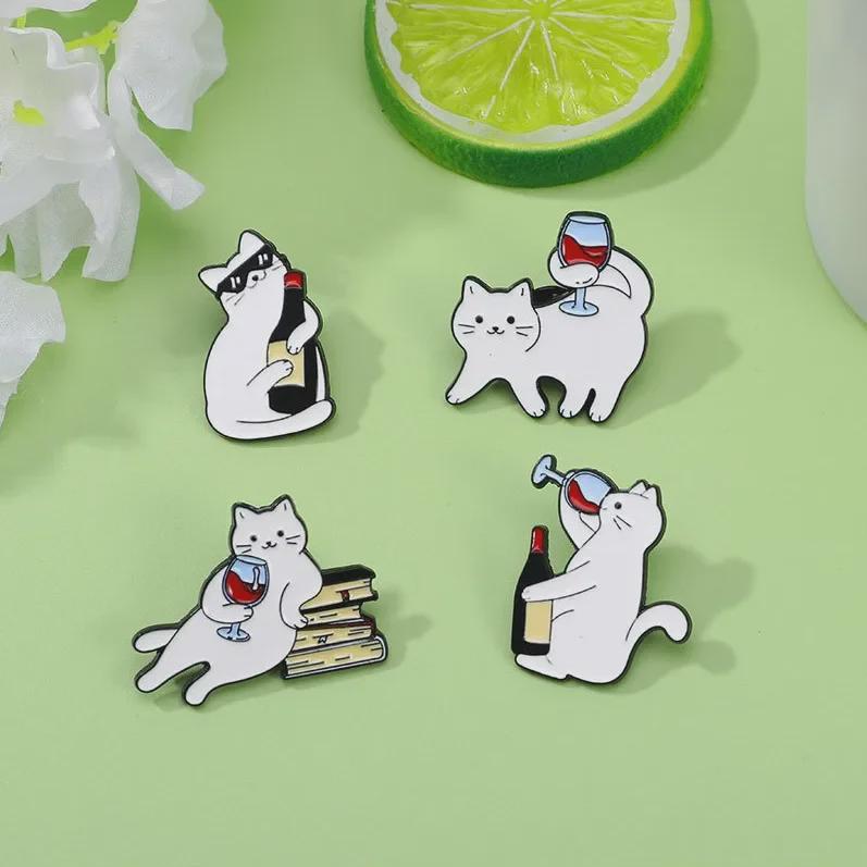 Очаровательная эмалевая брошь «Кошка»: Белый котенок с темой красного вина