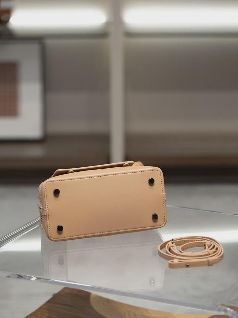 2024 Резная кожаная сумка-тоут: Mina женская сумка-мессенджер из коровьей кожи с одним плечом и полой корзиной