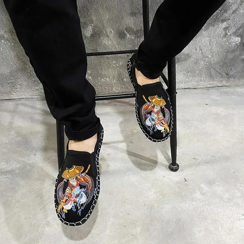 Тканевые туфли с цветочной вышивкой, мужские мокасины для мужчин-Gommino, студенческая повседневная обувь, модный национальный китайский стиль 2024