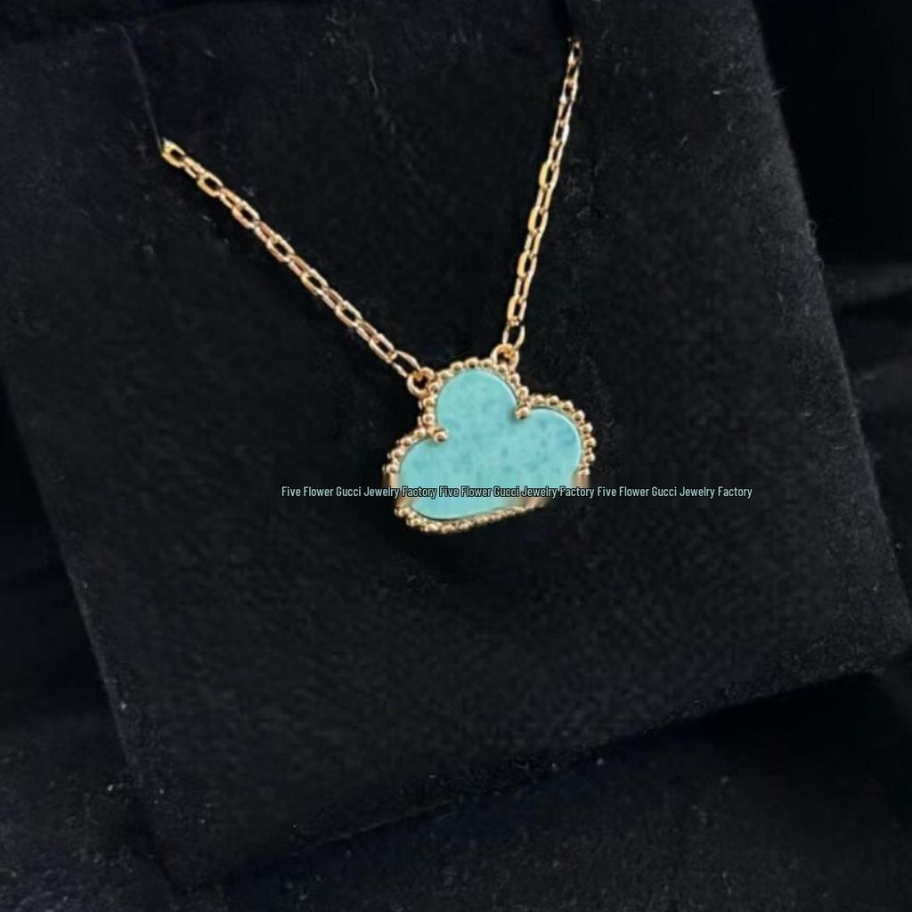 Ожерелье «Четырехлистный клевер» Van Cleef: Золотой кулон с дизайном в виде пяти цветков, с белым перламутром, красным агатом и бриллиантом для женщин.