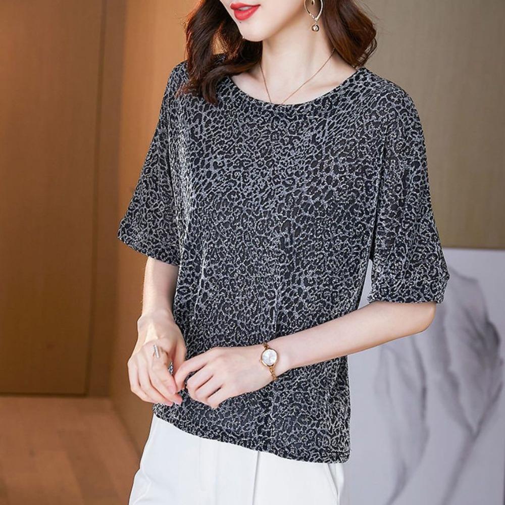 Мама носит яркую шелковую футболку с коротким рукавом Женщины с большим размером Свободная Универсальная Модная Темпераментная Базовая Футболка