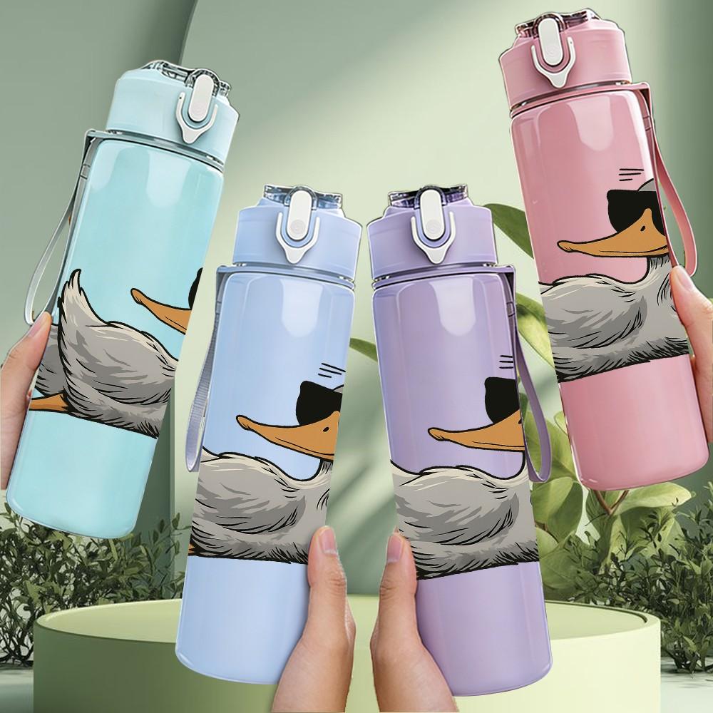 1PC Floating Lazy Duck 750ml Color Plastic Sports Water Bottle Leakproof Flip Straw Lid Suitable for Sports Office Home Use