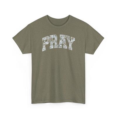 Футболка PRAY с камуфляжным мраморным принтом и буквой | Религиозная рубашка с цитатой