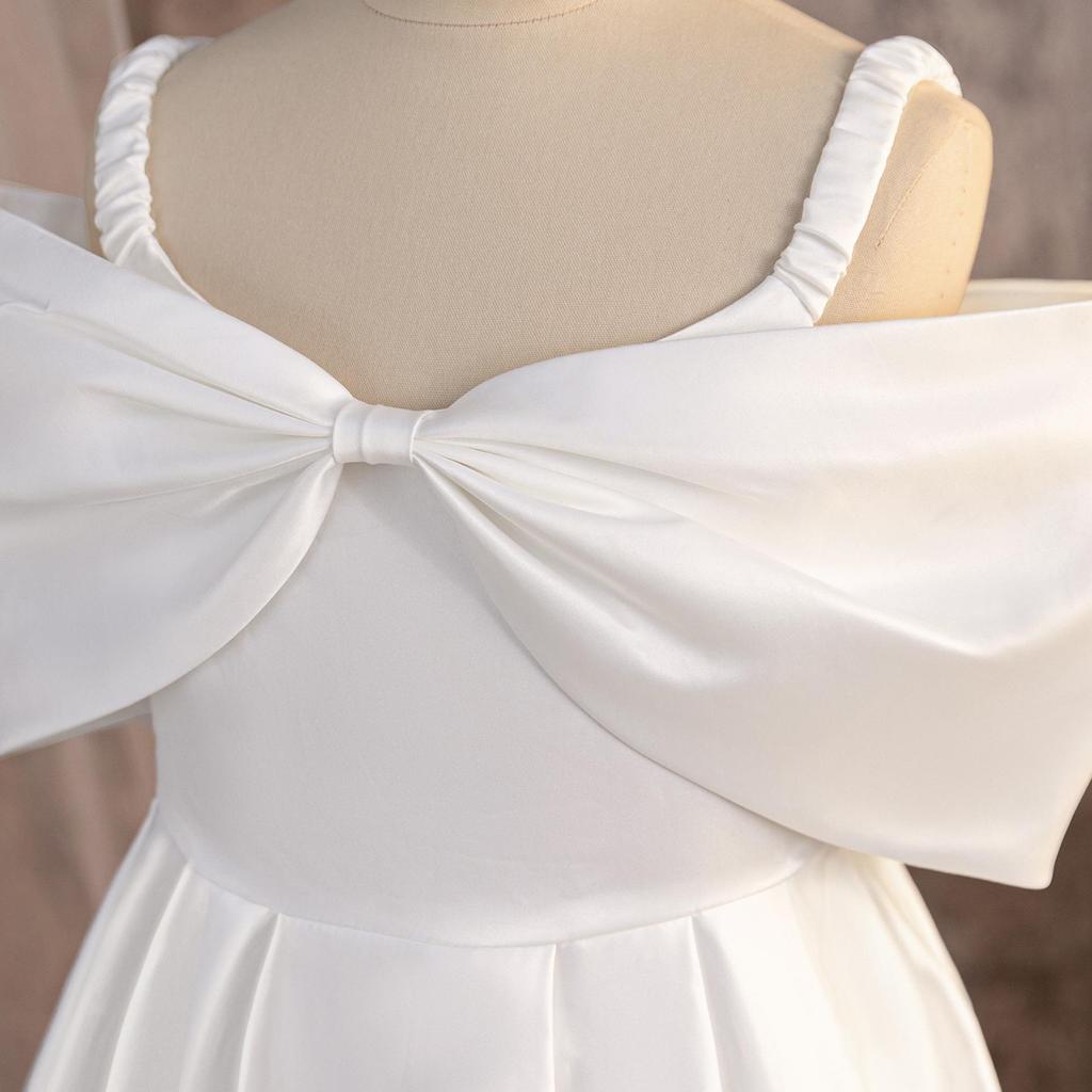 Большое вечернее платье принцессы без рукавов с открытыми плечами и шлейфом