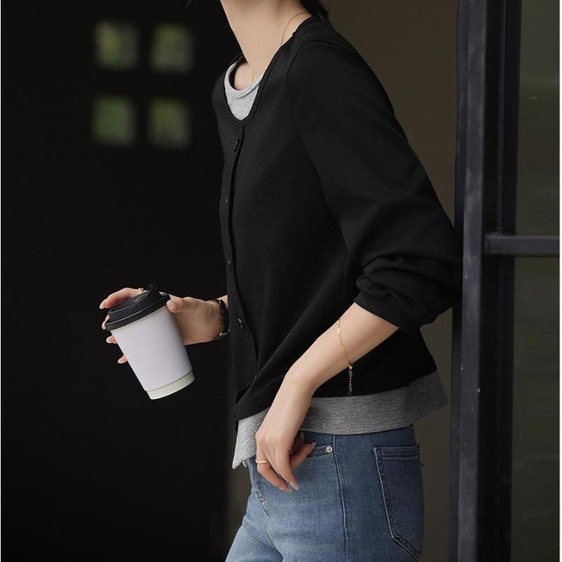 Футболка с длинными рукавами в стиле минимализма черного цвета для женщин с небольшой зоной прикрытия тела и разрезом