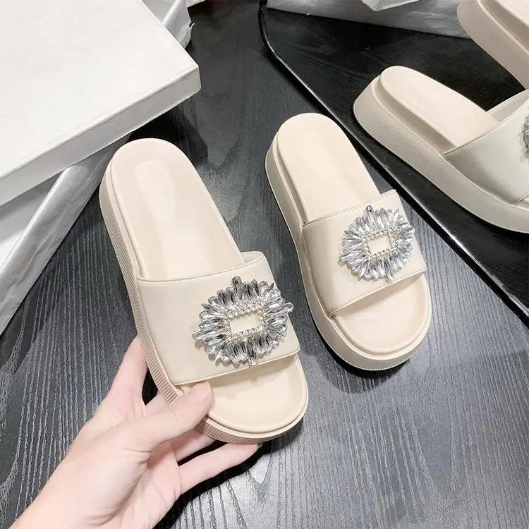 Модные новые летние тапочки с пряжкой из кристаллов и камней, женские босоножки на платформе, утолщенные каблуки, шлепанцы для улицы, женские туфли-маффины