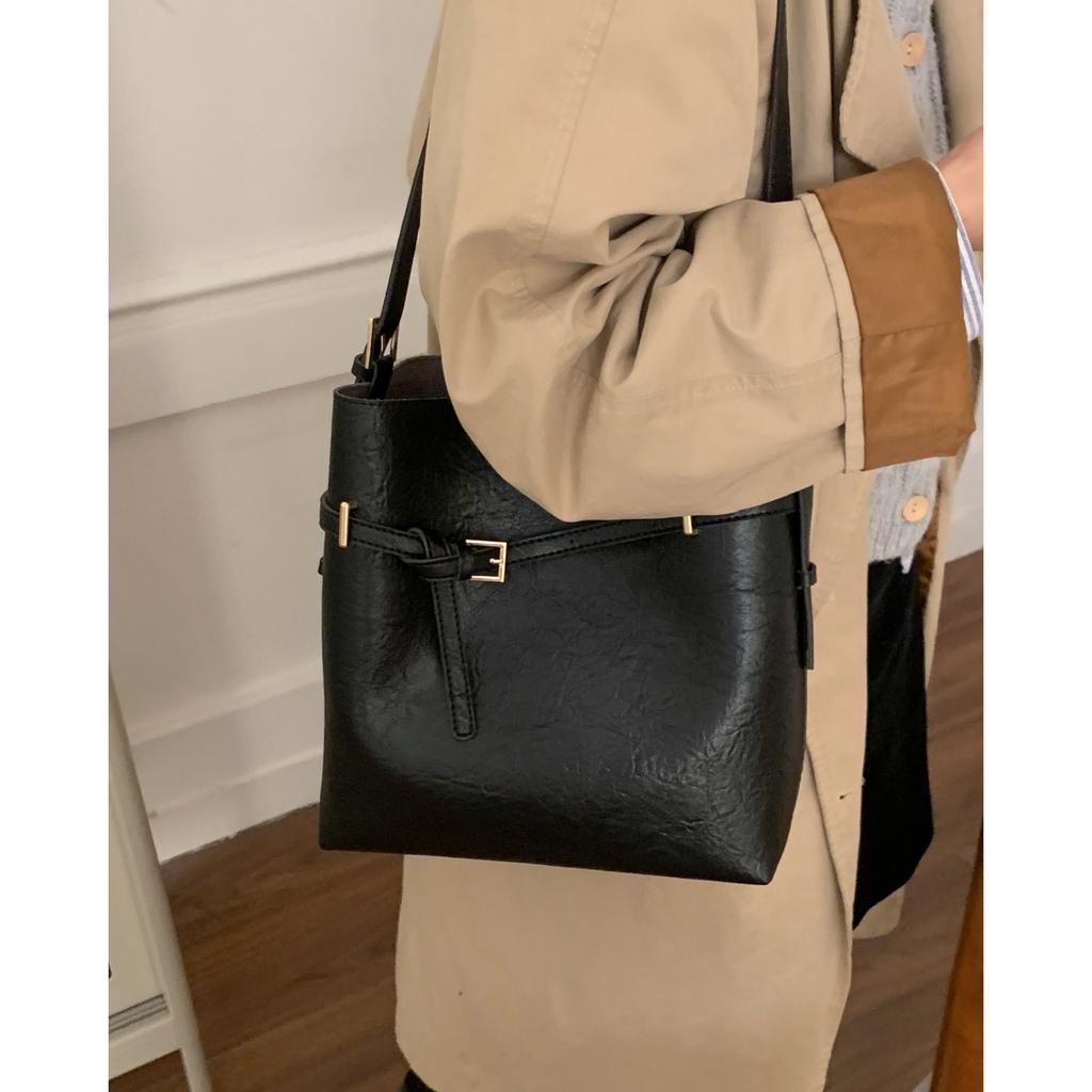 Winter retro texture large-capacity bag women's 2025 new simple bucket bag versatile shoulder messenger bag