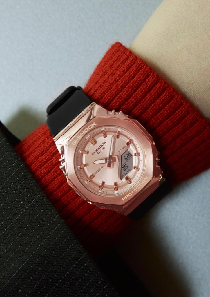 Часы Casio G-Shock (GM-S2110PG-1A4JF) Женская модель черного цвета, среднего размера, с металлической крышкой и отделкой из биомассы. (Официальный японский продукт)