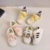 Детские белые туфли 2025 одноклассники весна и осень новые девочки ракушка голова повседневные кеды мягкая подошва мальчики спортивная обувь