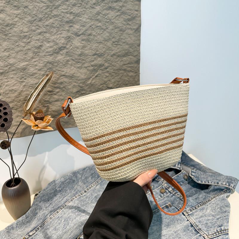 French Retro Woven Shoulder Bag For Women With Pu And Straw Material Perfect For Beach And Vacation