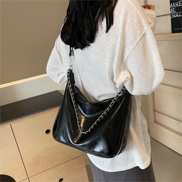 Simple and Fashionable Underarm Bag, Commuter Messenger Bag, Large-capacity Versatile Casual Tote Bag.