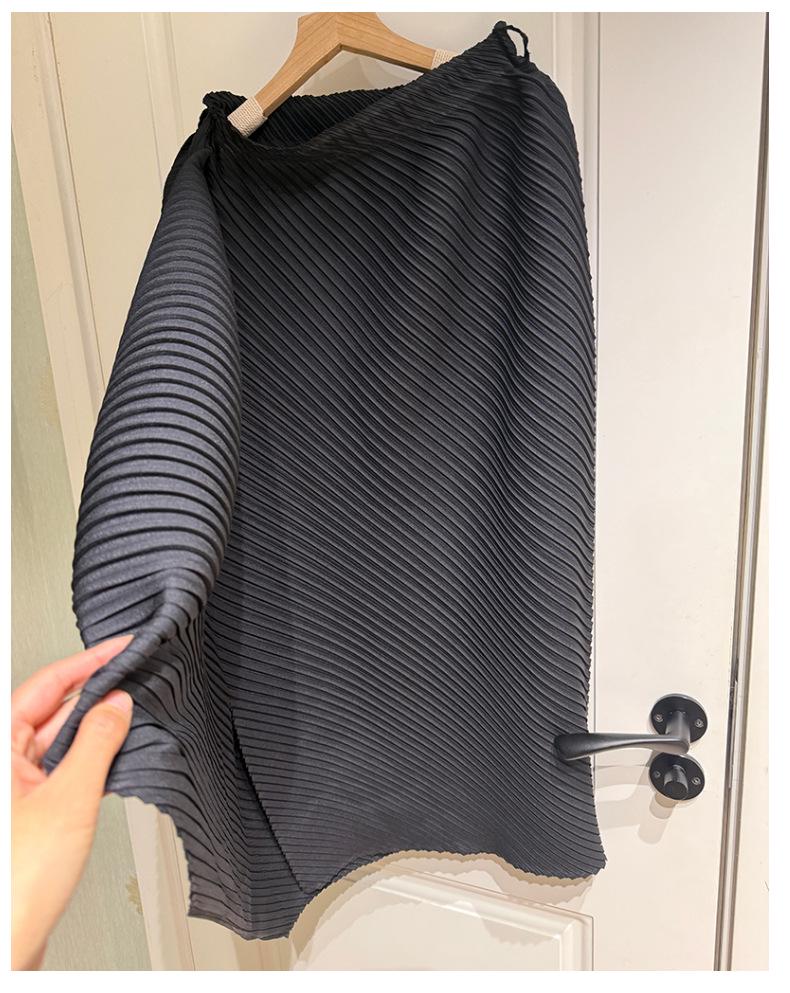 Женская черная плиссированная юбка средней длины с асимметричным разрезом от Мияке