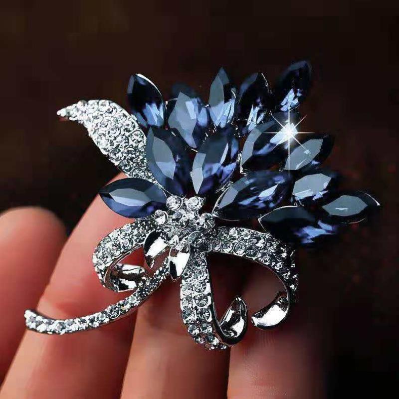 Brooch High-End Sense Niche High-End Women'S Silk Scarf Buckle Alloy Corsage Small Fragrant Wind Pearl Rhinestone High-End