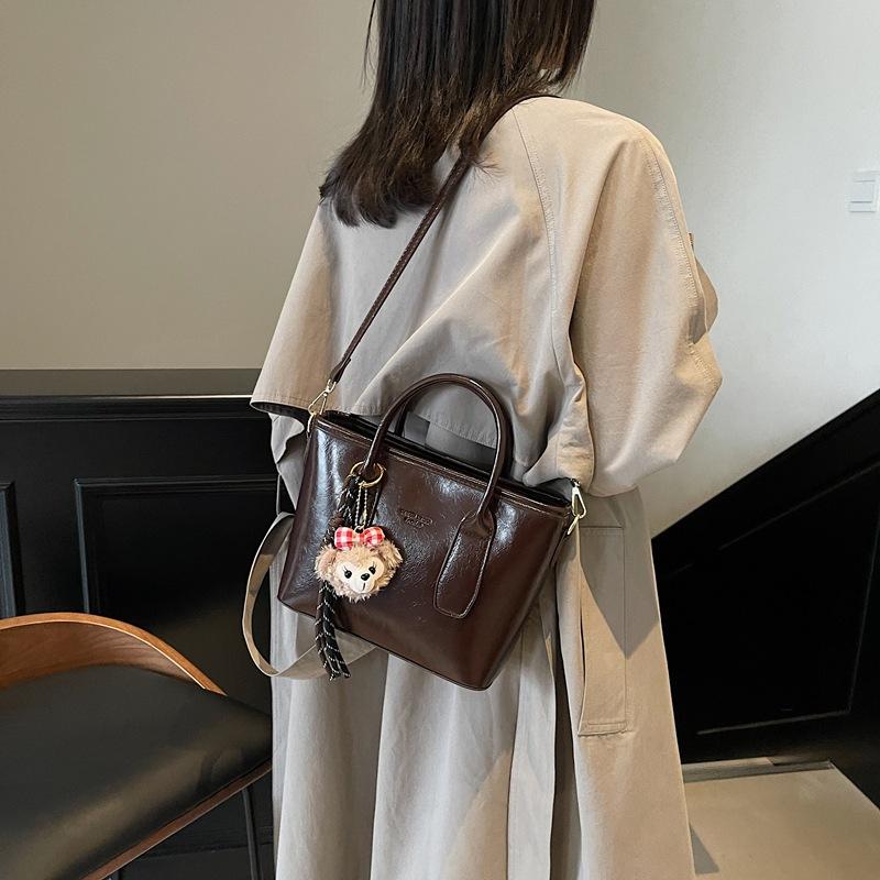 This Year, the Popular Small Bag Ladies 2025 New Brown Fashion Handbag Versatile Messenger Bag Bucket Bag