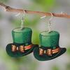 Улица. Деревянные серьги с подвеской в виде зеленого котенка и клевера ко Дню Святого Патрика
