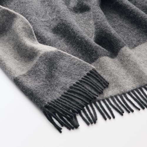 MUJI Шерстяное двустороннее одеяло угольно-серого цвета 80 x 130 см 83437589