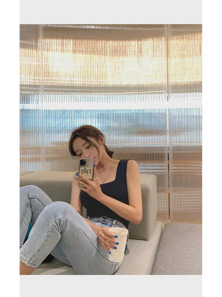 Женская узкая майка с квадратным воротником на раннюю осень - универсальный топ в корейском стиле