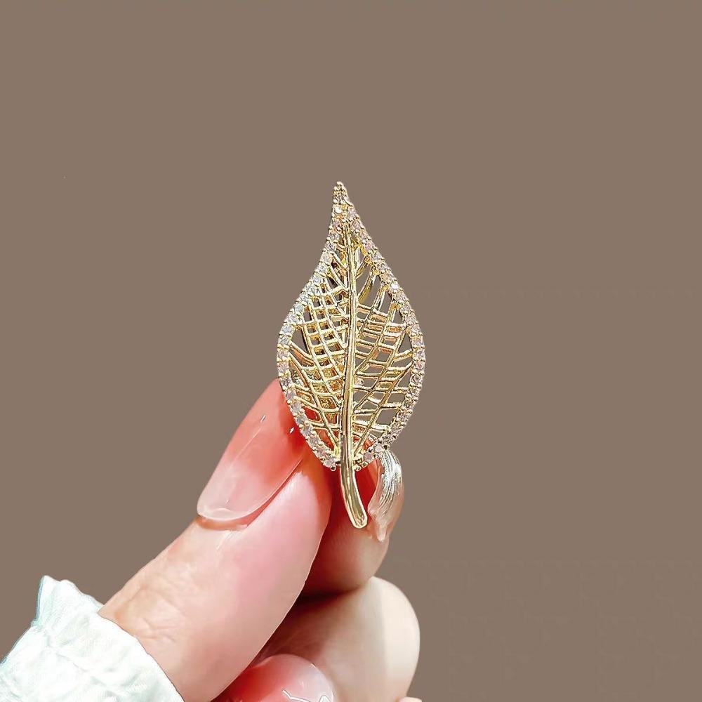 Diamond Butterfly Versatile Simple Brooch Flower Anti-light Pin Clothing Accessories Corsage
