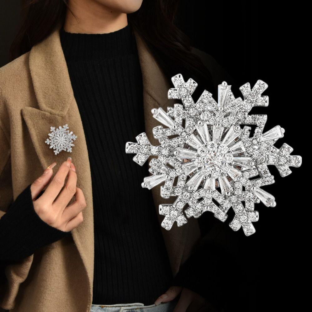 Sparkling Creative Snowflake Pin Rhinestone Zinc Zinc Alloy Zircon Badge Valentine's Day