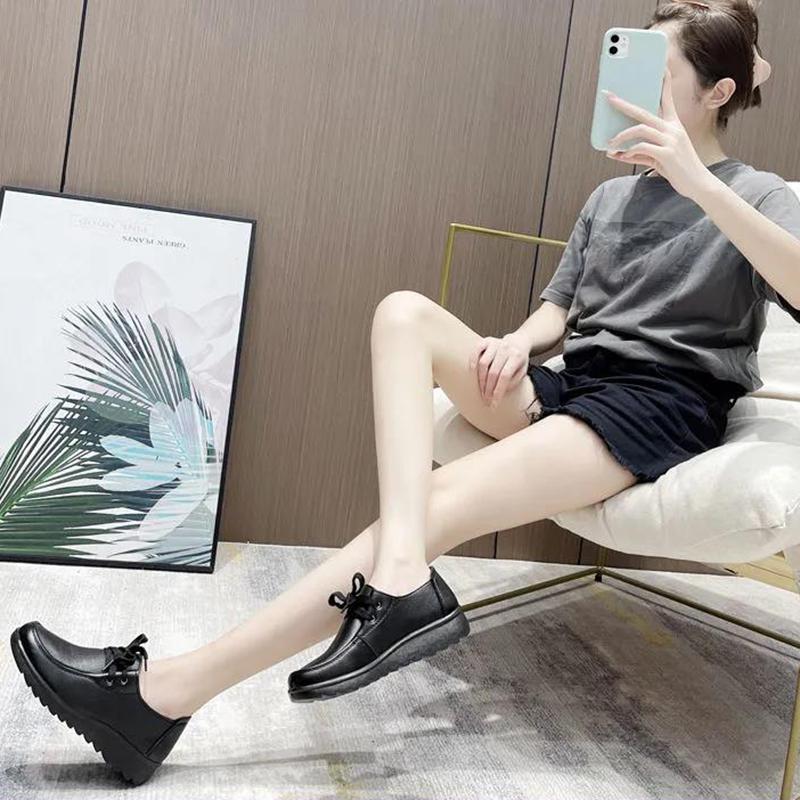 Нескользящая рабочая обувь. Женская черная кожаная обувь. Удобная и мягкая обувь для мамы среднего возраста. Туфли на плоской подошве.