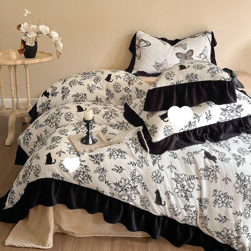 G5Z Постельное белье из молочного велюра и кружева: Утолщенный четырехсекционный комплект из фланели и кораллового флиса, двусторонний, с пододеяльником.