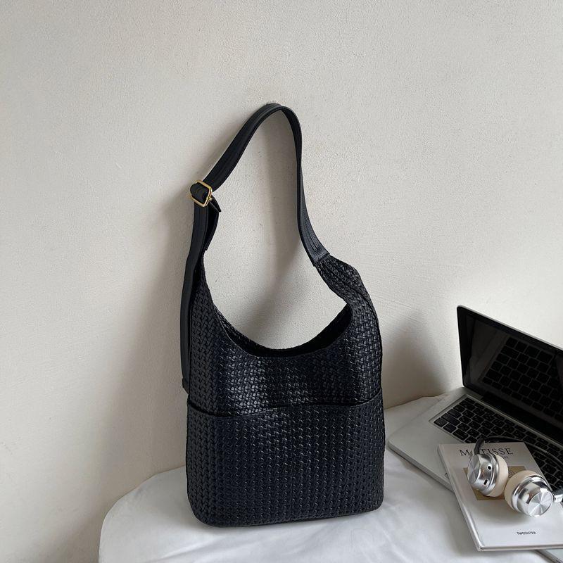 Trendy Woven Bucket Bag: 2025 Early Autumn, Large Capacity, Retro Minimalist Shoulder and Commuter Tote