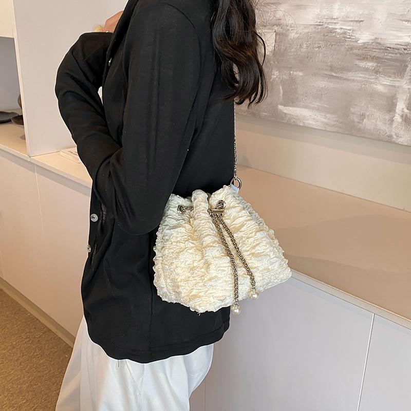 В этом году популярная и популярная женская сумка, новый нишевый дизайн, модная цепочка, сумка через плечо из ткани, плиссированная сумка-ведро