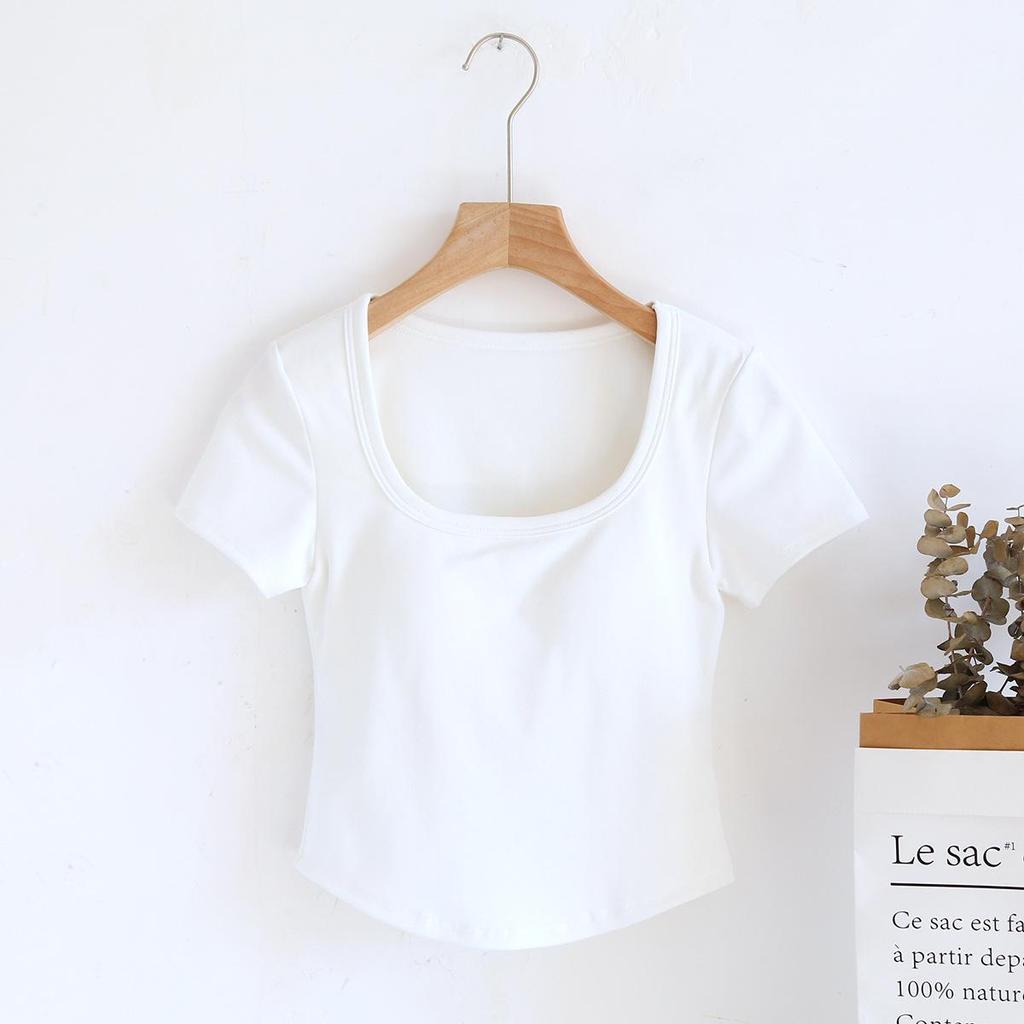 Женская футболка с коротким рукавом, подкладкой под грудь, неровным подолом, квадратным воротником и лифом-бюстгальтером — идеальный вариант для лета.