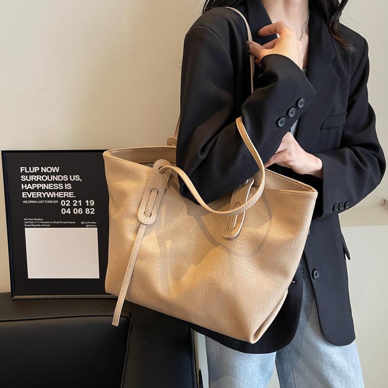 Retro Large-capacity Bag, Stylish Single-shoulder Bag, Commuter Bag, and Fashionable Tote Bag