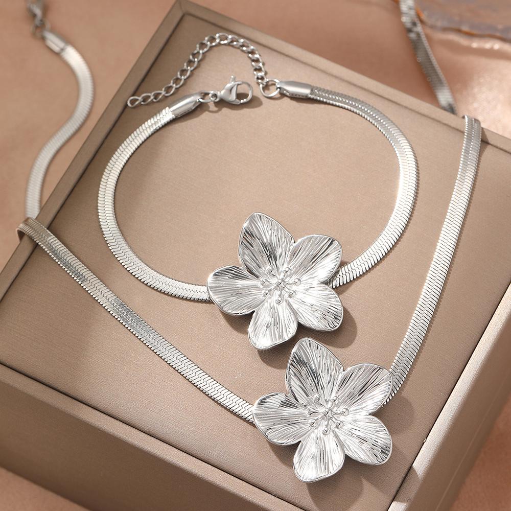 Stainless Steel Jewelry Set Exquisite Light Luxury Flower Pendant Minimalist Jewelry Set For Women Jewelry Party Gift Daily Wear