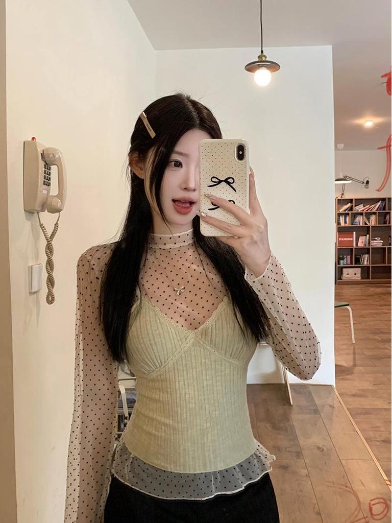 Элегантная кружевная майка с V-образным вырезом: Закрывает подмышечный жир, Встроенные чашечки, Красивый дизайн спины