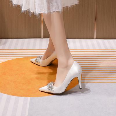 Белые туфли на высоком каблуке свадебные туфли атласные туфли-лодочки для свадебного платья показ он и она носят стразы узел для помолвки высокий каблук