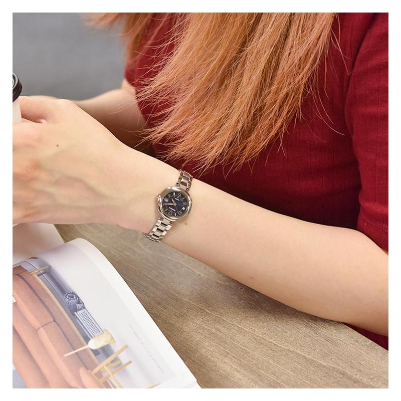 Casio Серия SHEEN 100 метров водонепроницаемость кварцевый механизм титановый ремешок японские и корейские часы женские часы синий циферблат SHW-7100TD-2AJF